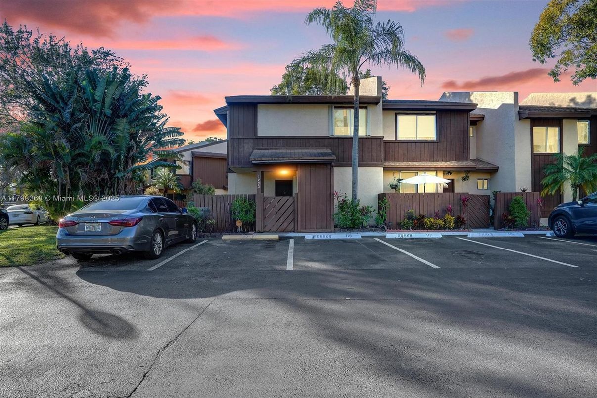 Exterior, Facade, Modern