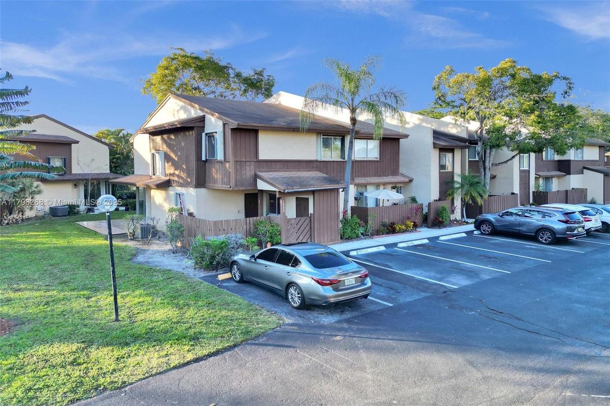 Exterior, Facade, Modern