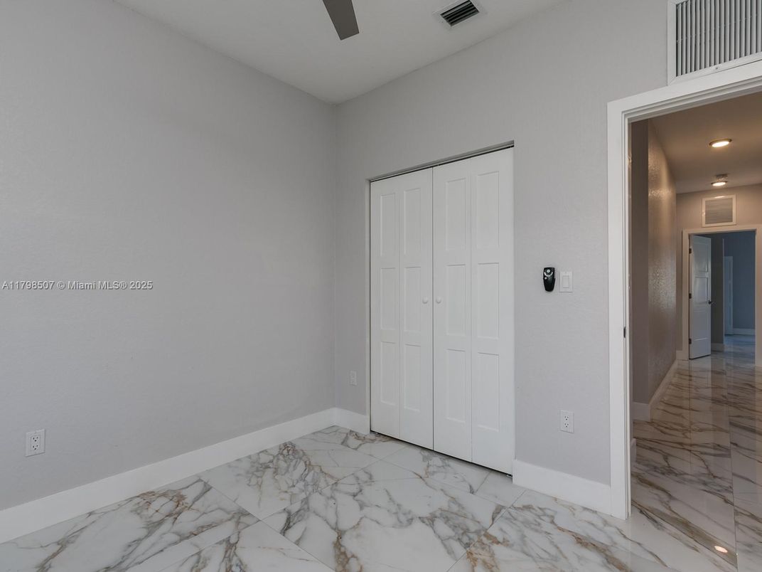 Empty room, Interior, Marble, Recessed Lighting