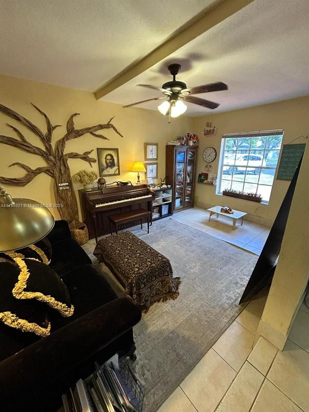 Interior, Piano