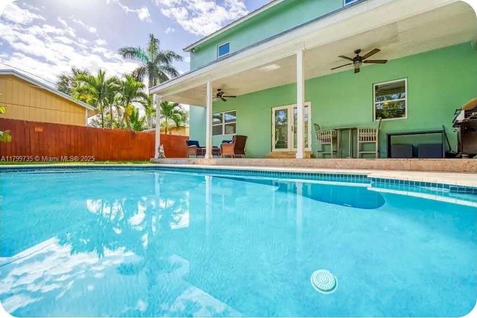 Exterior, Pool