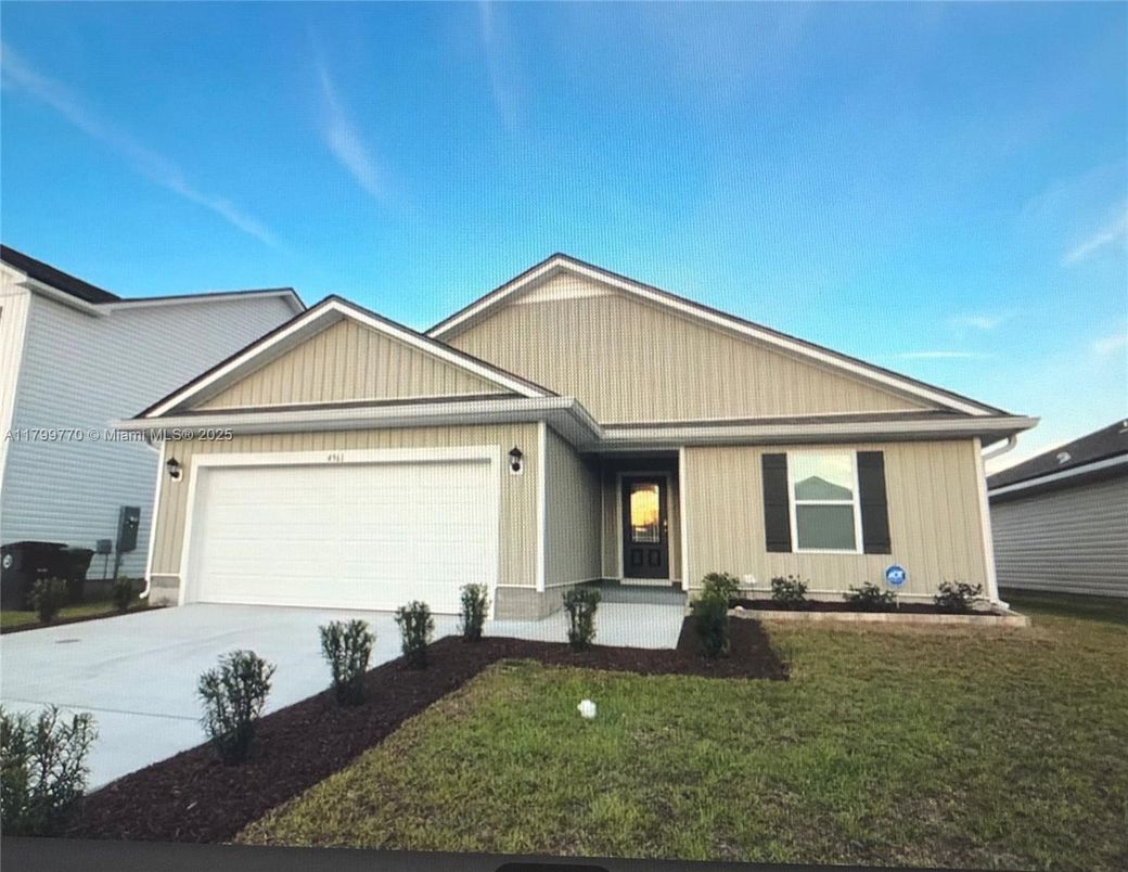 Attached, Exterior, Facade, American Craftsman