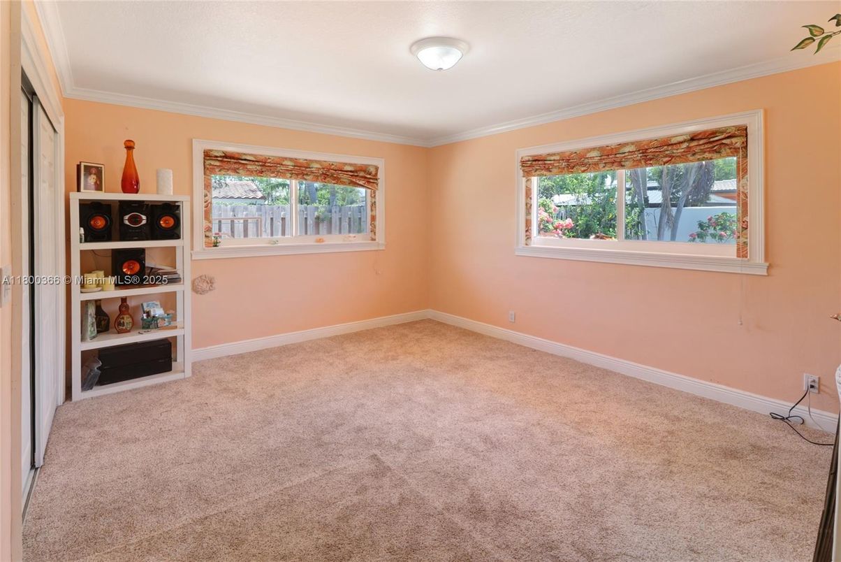 Empty room, Interior