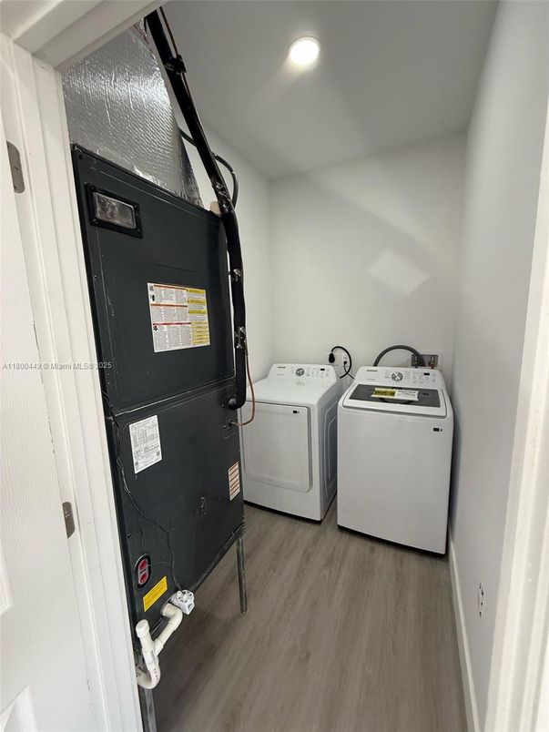 Interior, Recessed Lighting, Washer, Wood Texture Flooring