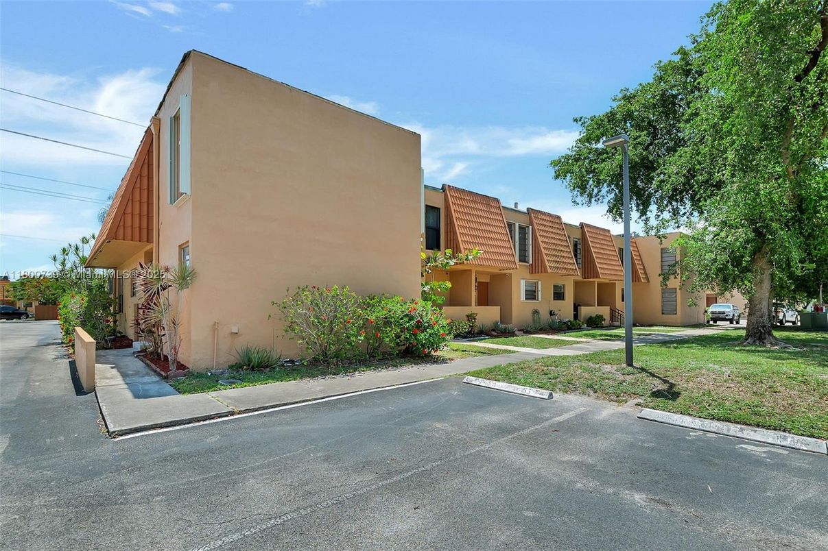 Exterior, Facade, Modern