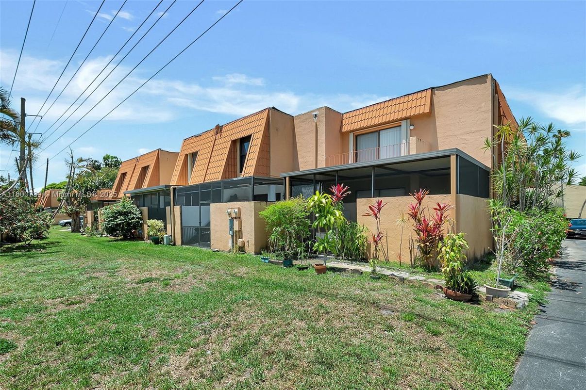 Backyard, Exterior, Facade, Modern