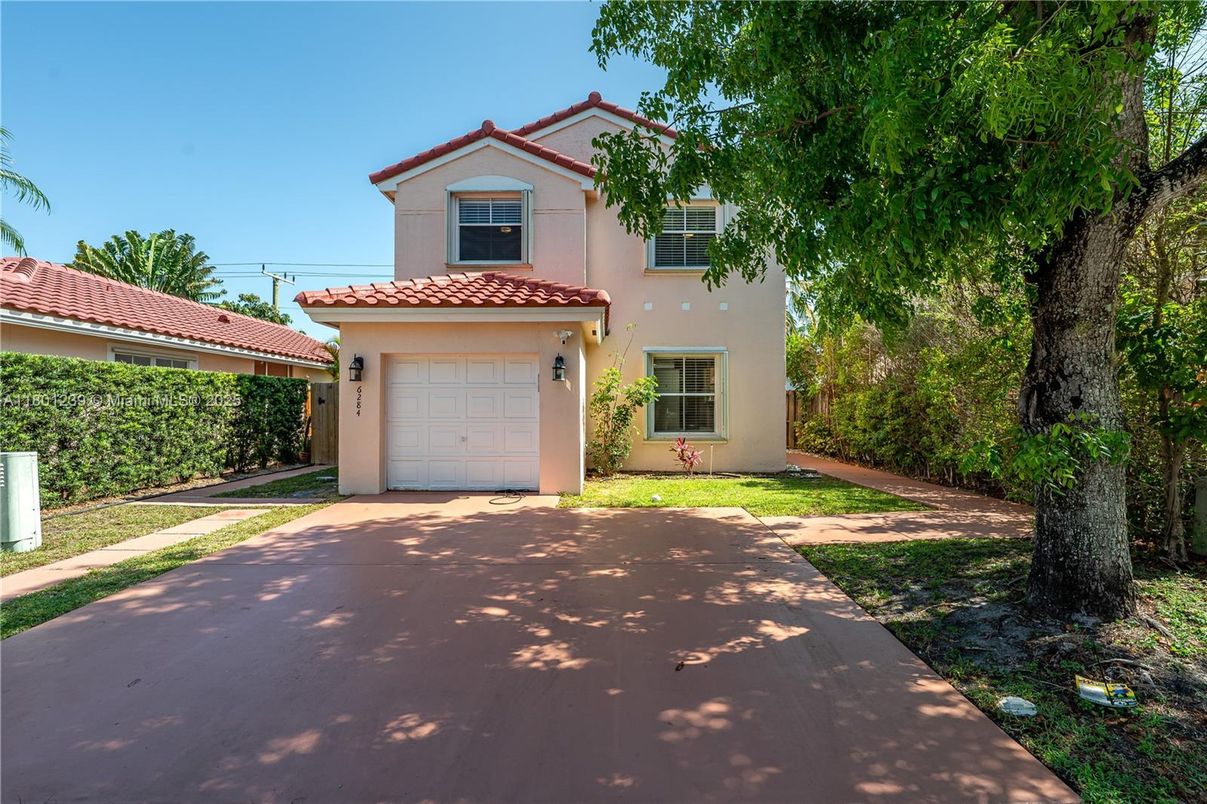 Attached, Exterior, Facade, Spanish Mediterranean