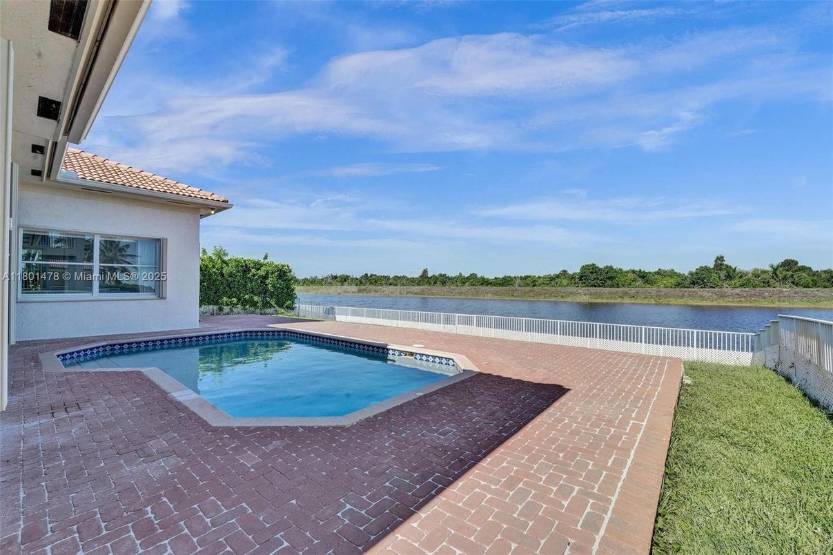 Exterior, Pool, Water