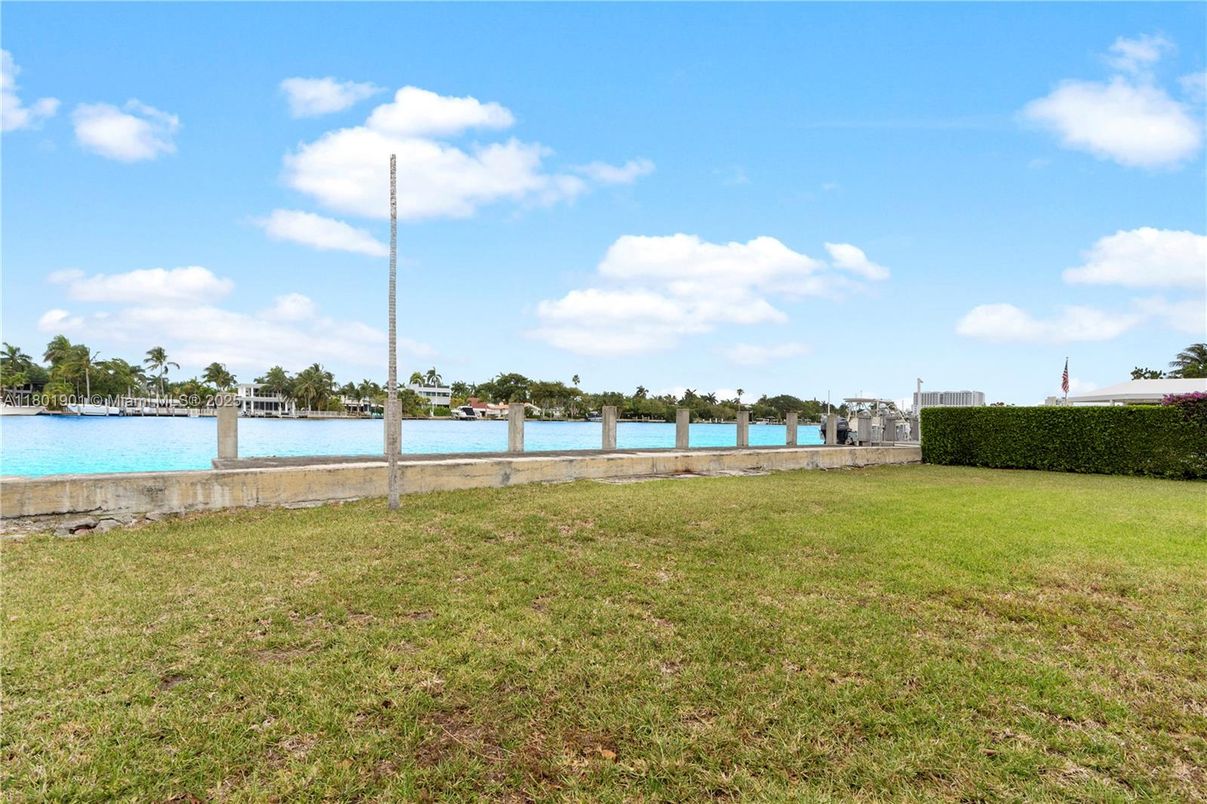 Exterior, Lake