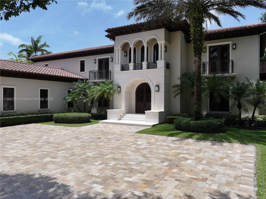 Exterior, Facade, Mediterranean