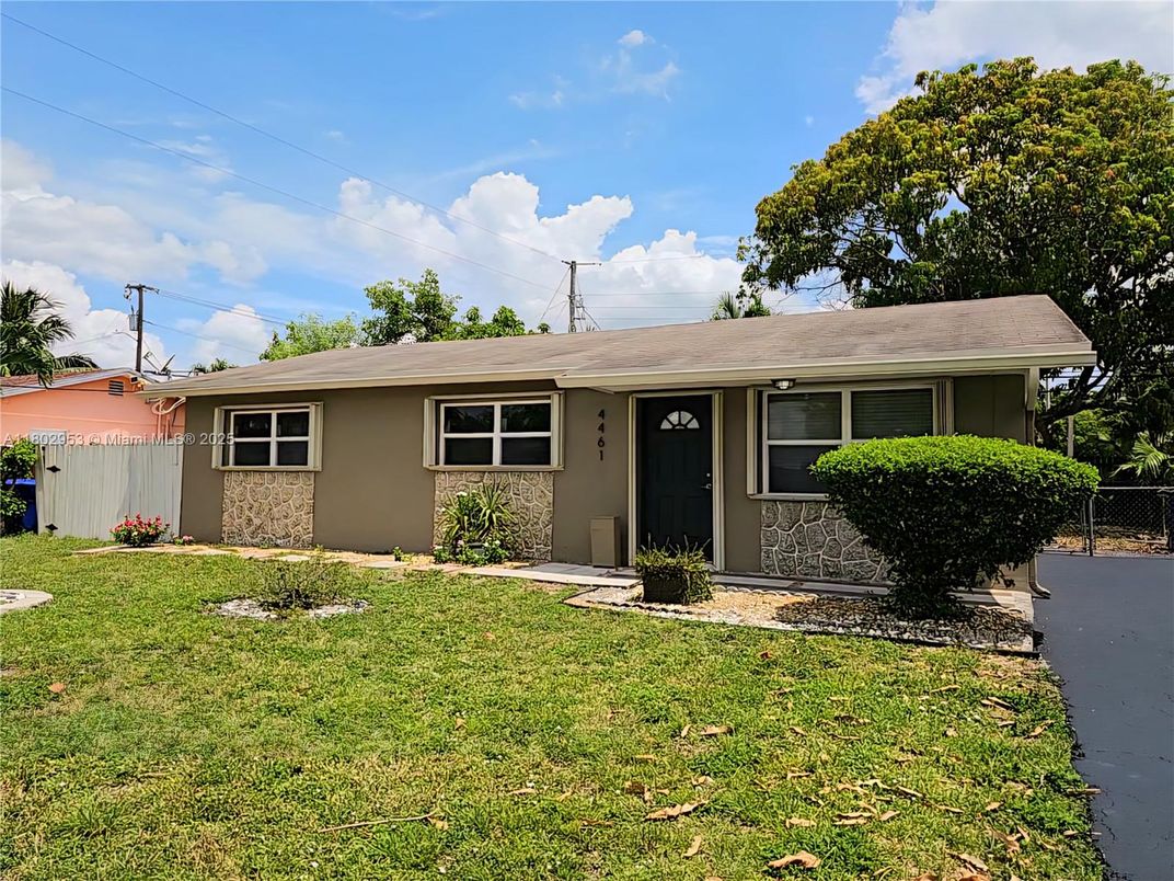 Backyard, Exterior, Facade, Ranch
