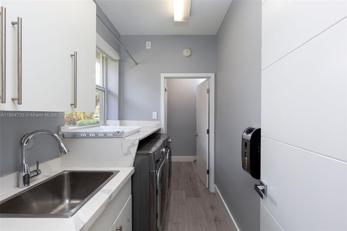 Interior, Washer, Wood Texture Flooring
