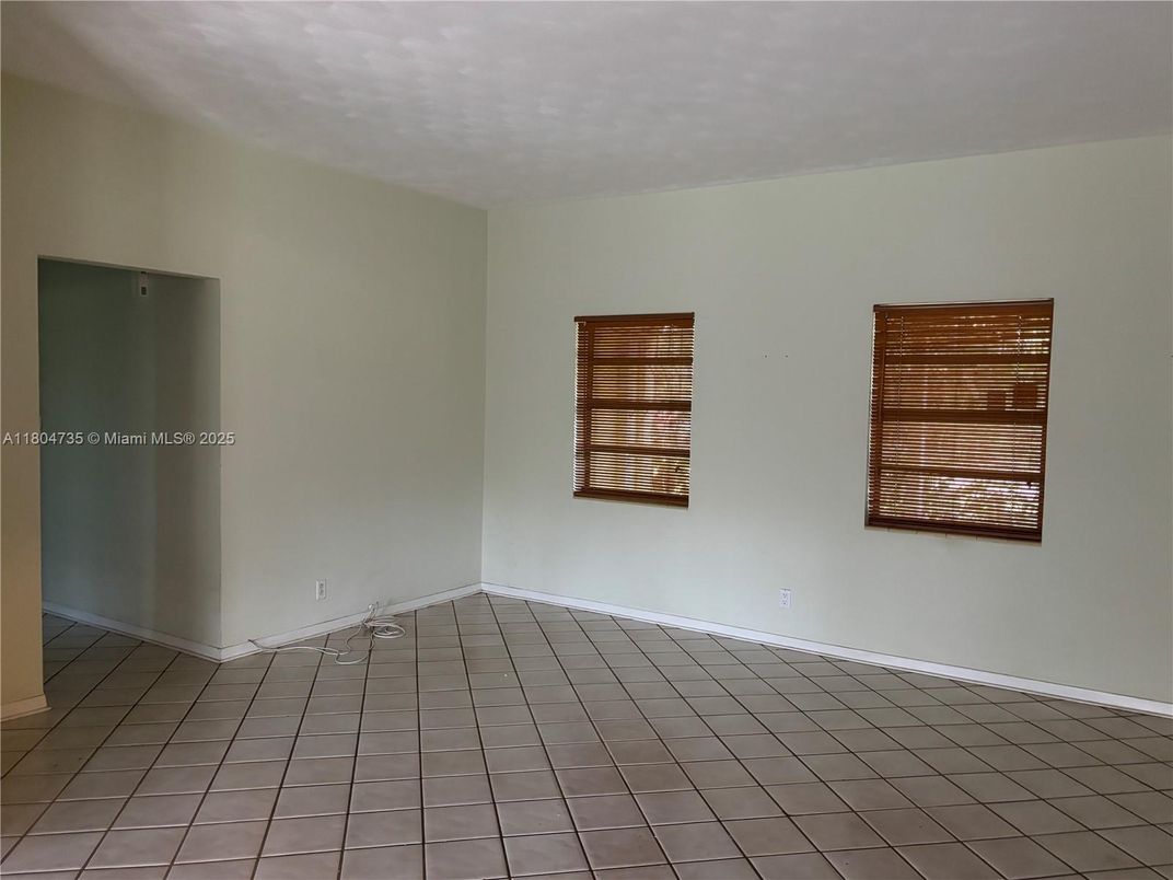 Empty room, Interior