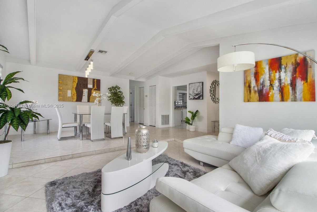 Dining room, Interior, Living room, Pendant Lights