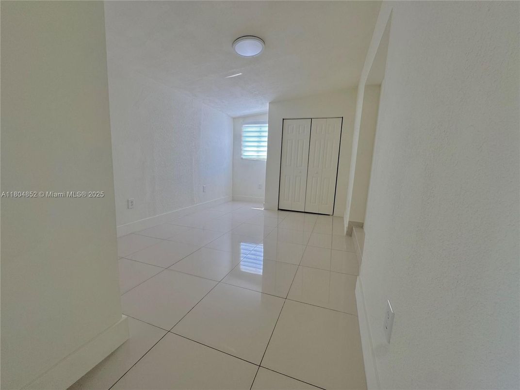 Empty room, Interior