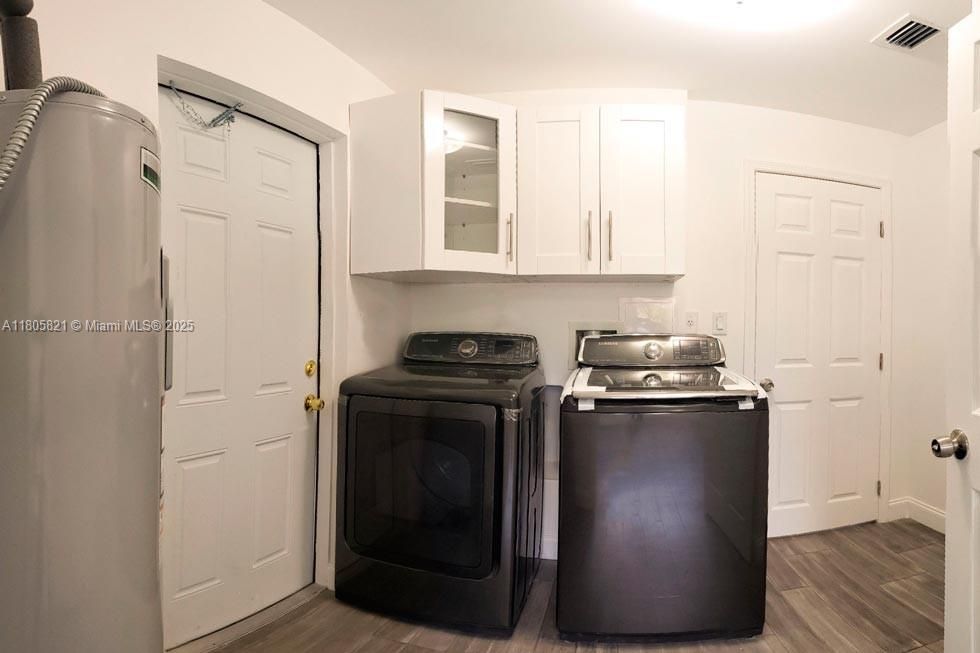 Interior, Washer, Wood Texture Flooring
