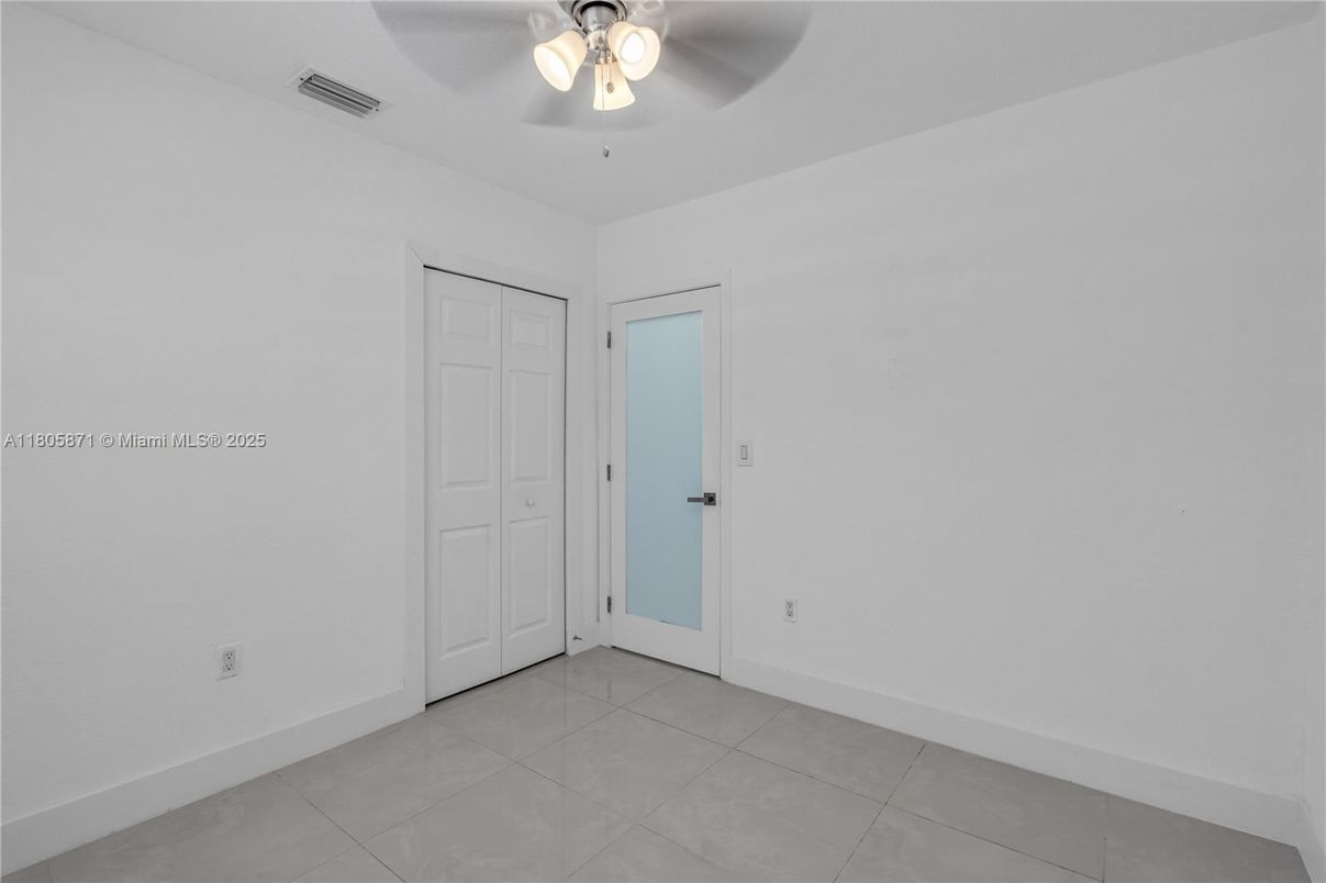 Empty room, Interior