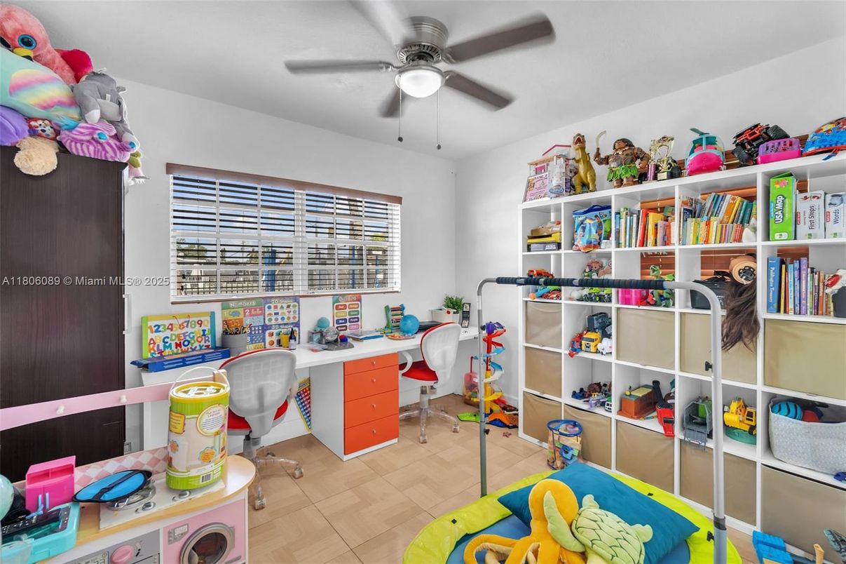 Home Office, Interior