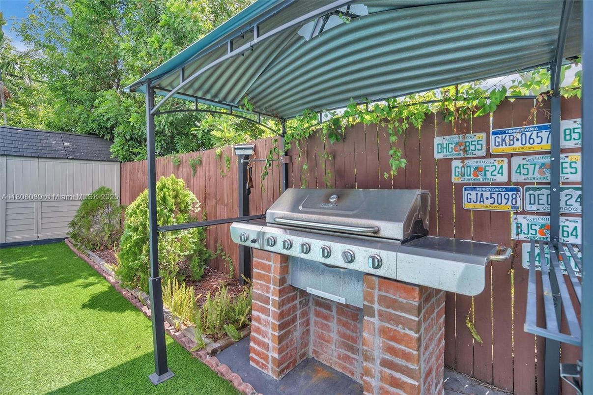 Exterior, Outdoor Kitchen