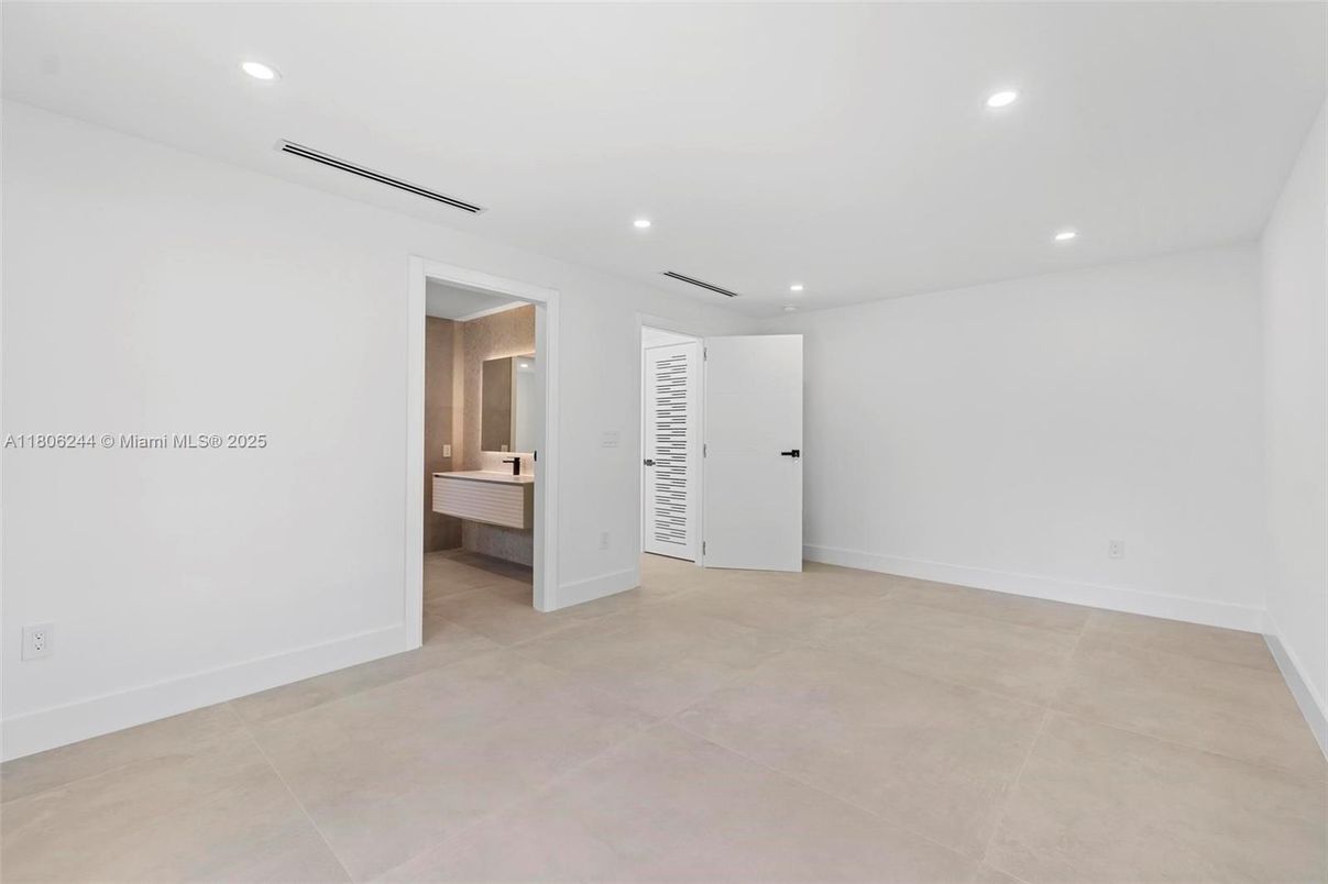 Bathroom, Empty room, Interior, Recessed Lighting