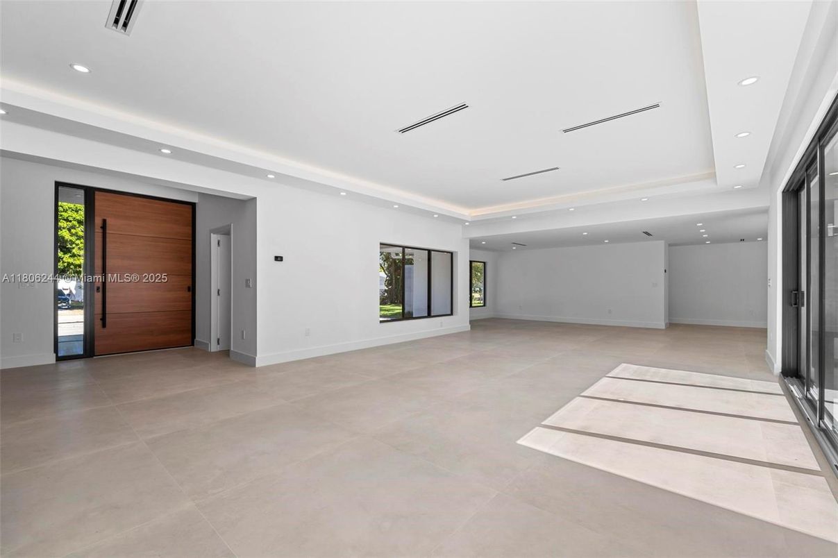 Empty room, Interior, Recessed Lighting