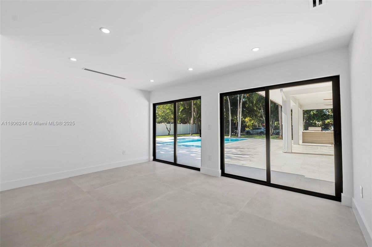 Empty room, Interior, Recessed Lighting