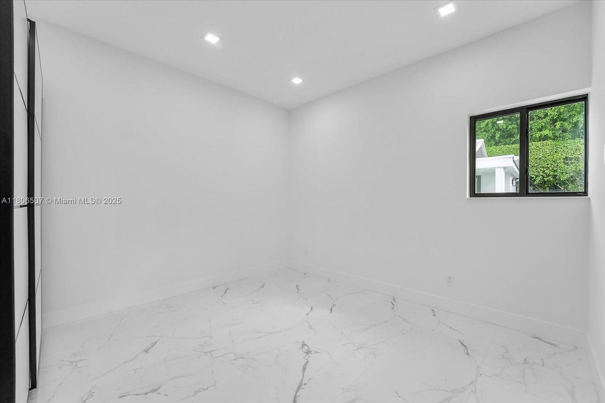 Empty room, Interior, Marble, Recessed Lighting