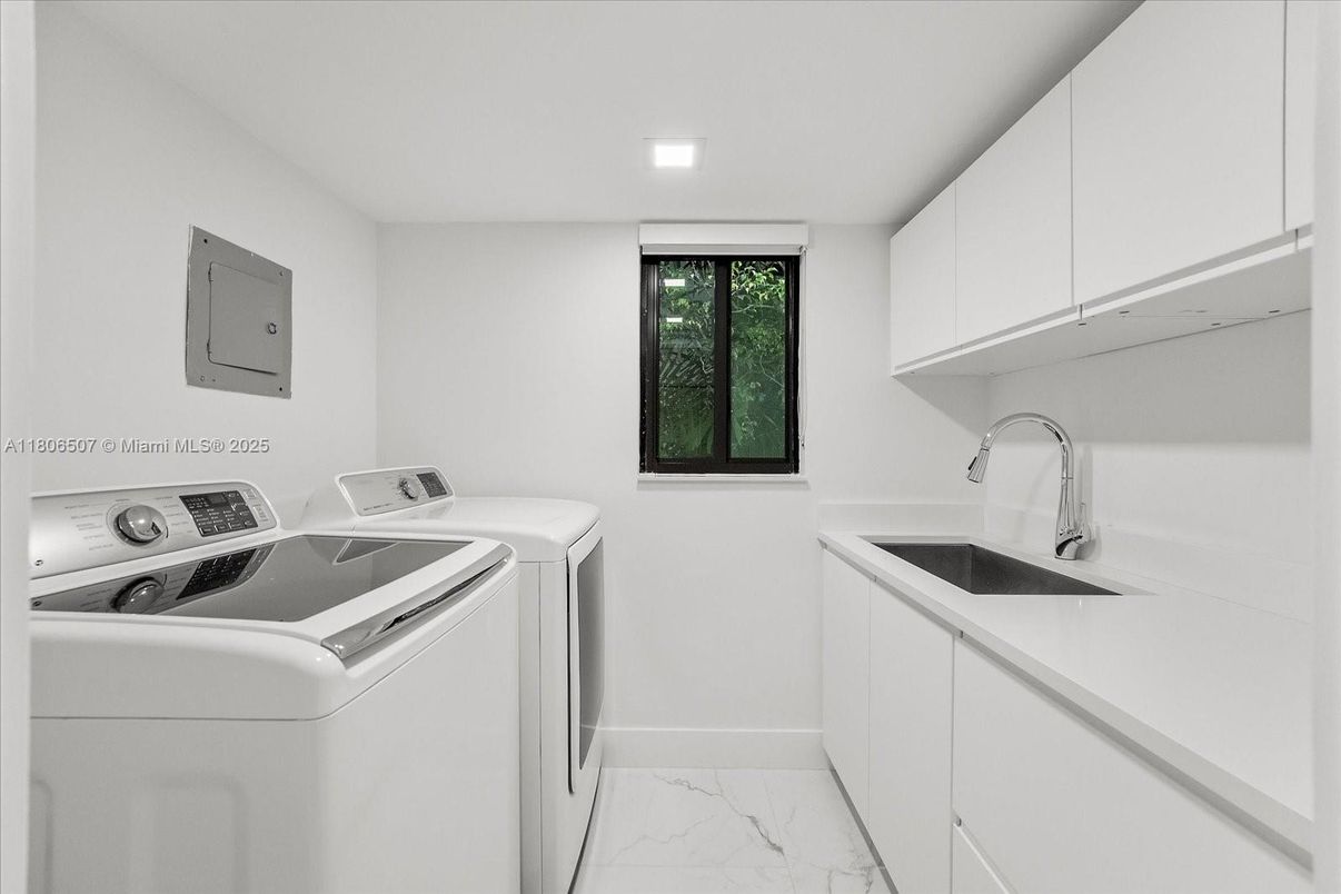 Interior, Marble, Recessed Lighting, Washer