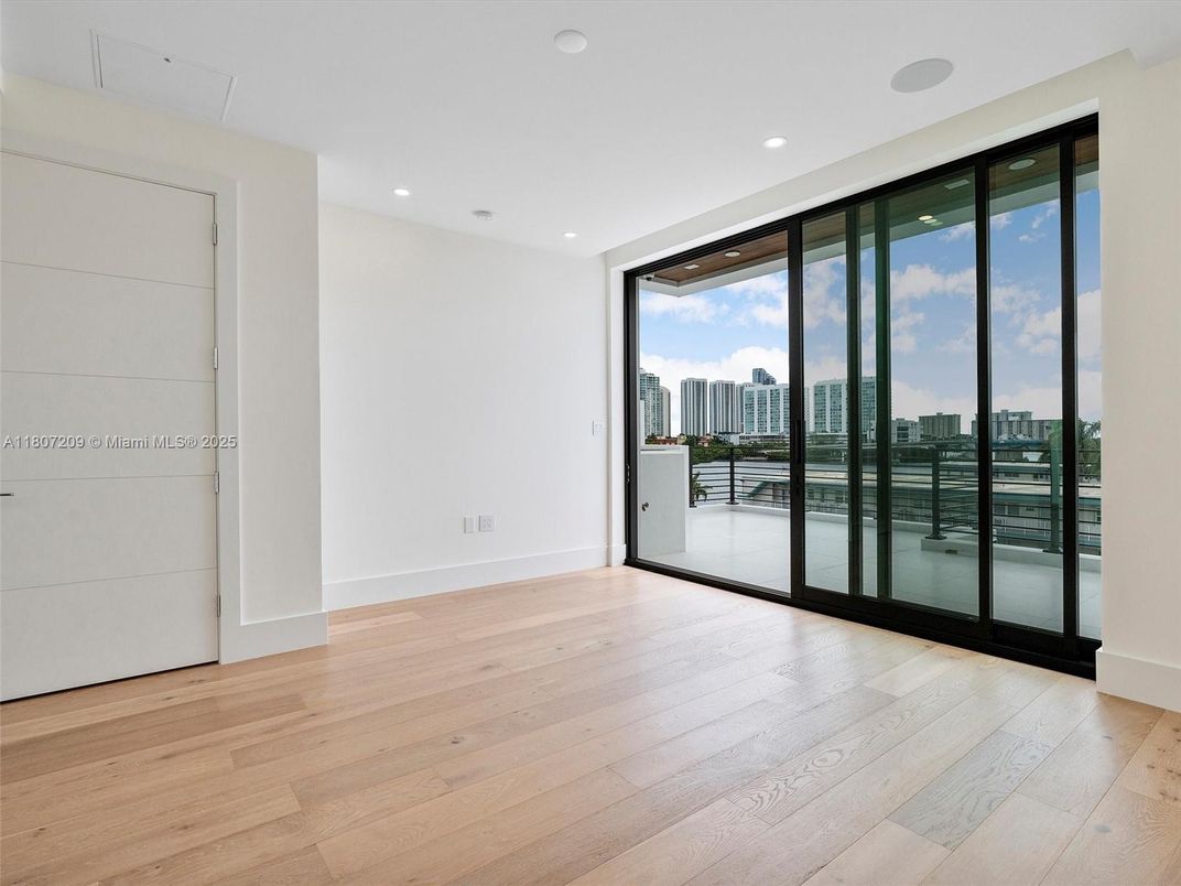 Empty room, Interior, Recessed Lighting, Water, Wood Texture Flooring