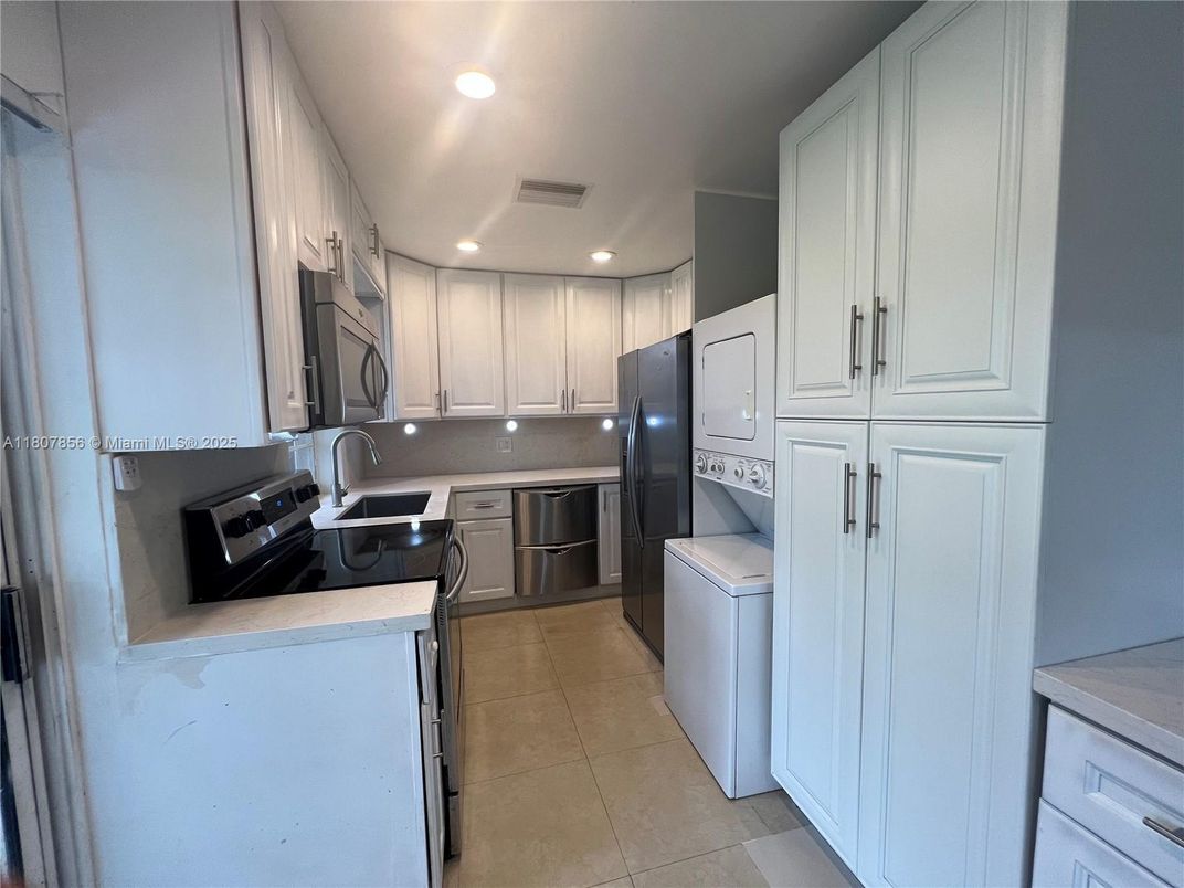Interior, Kitchen, Recessed Lighting, Washer
