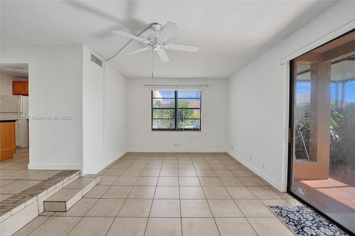 Empty room, Interior