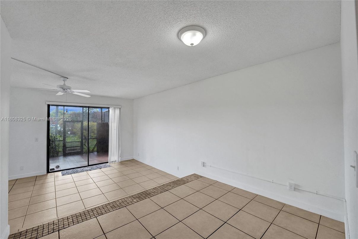 Empty room, Interior