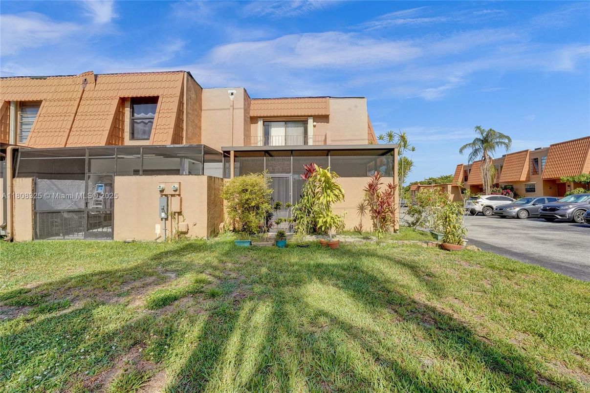 Backyard, Exterior, Facade, Modern