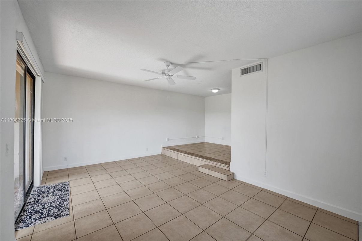 Empty room, Interior