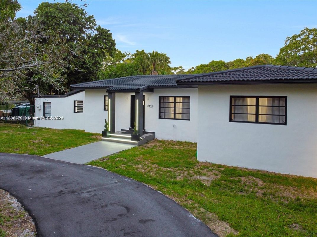 Backyard, Exterior, Facade, Ranch