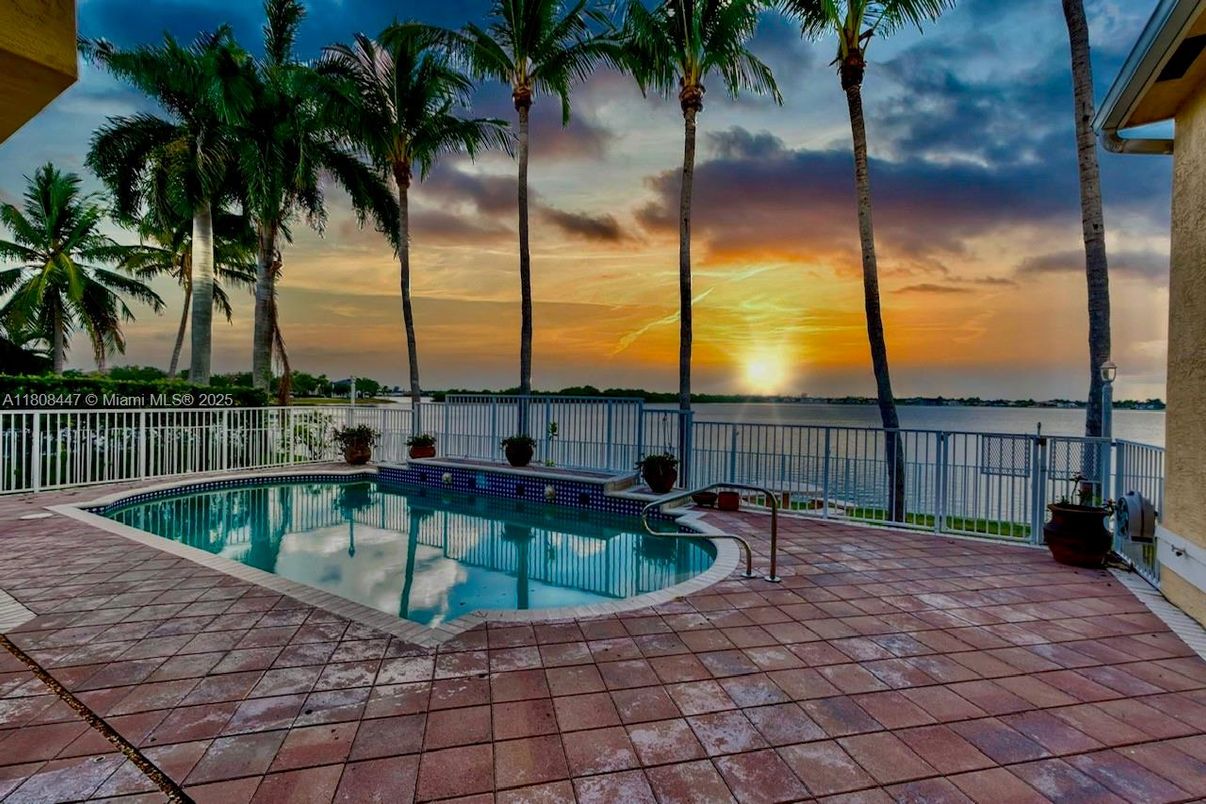 Exterior, Pool, Water