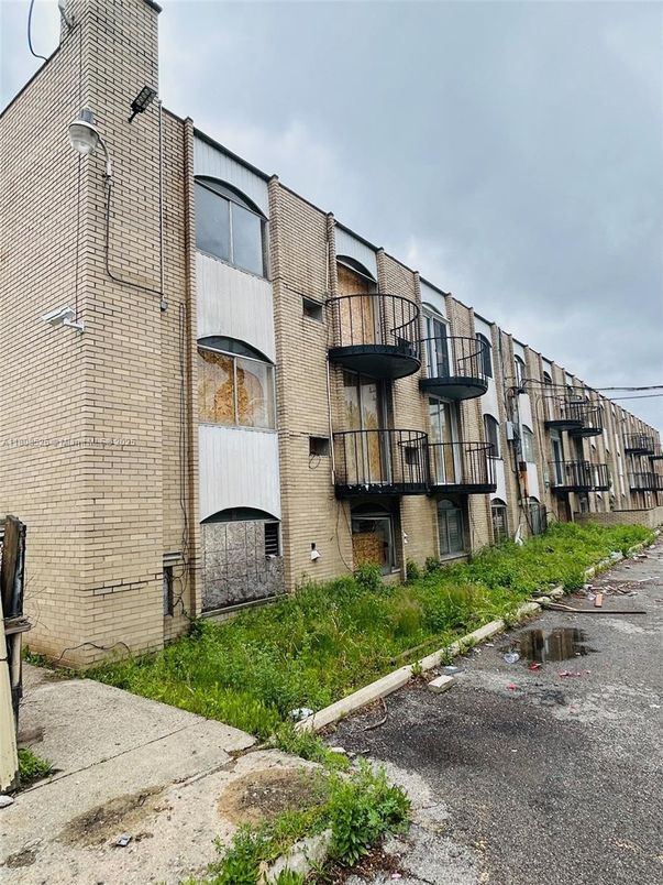Exterior, Facade, Brick Facade, Rowhouse