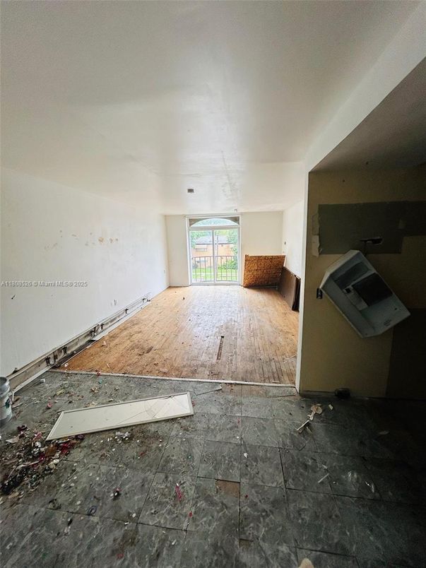 Empty room, Interior
