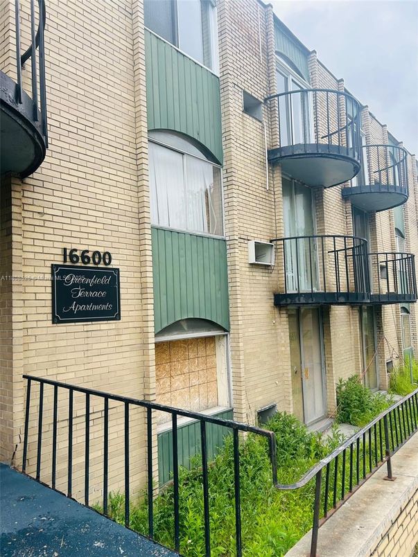Exterior, Facade, Brick Facade, Rowhouse