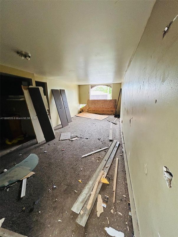 Empty room, Interior