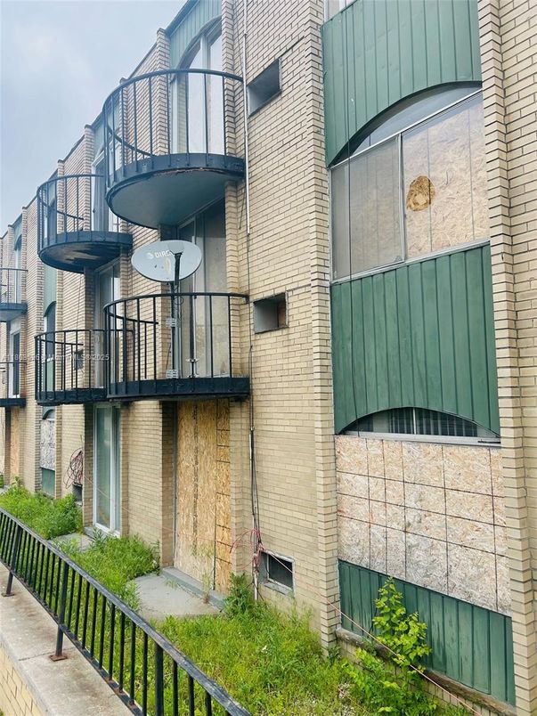 Exterior, Facade, Brick Facade, Rowhouse