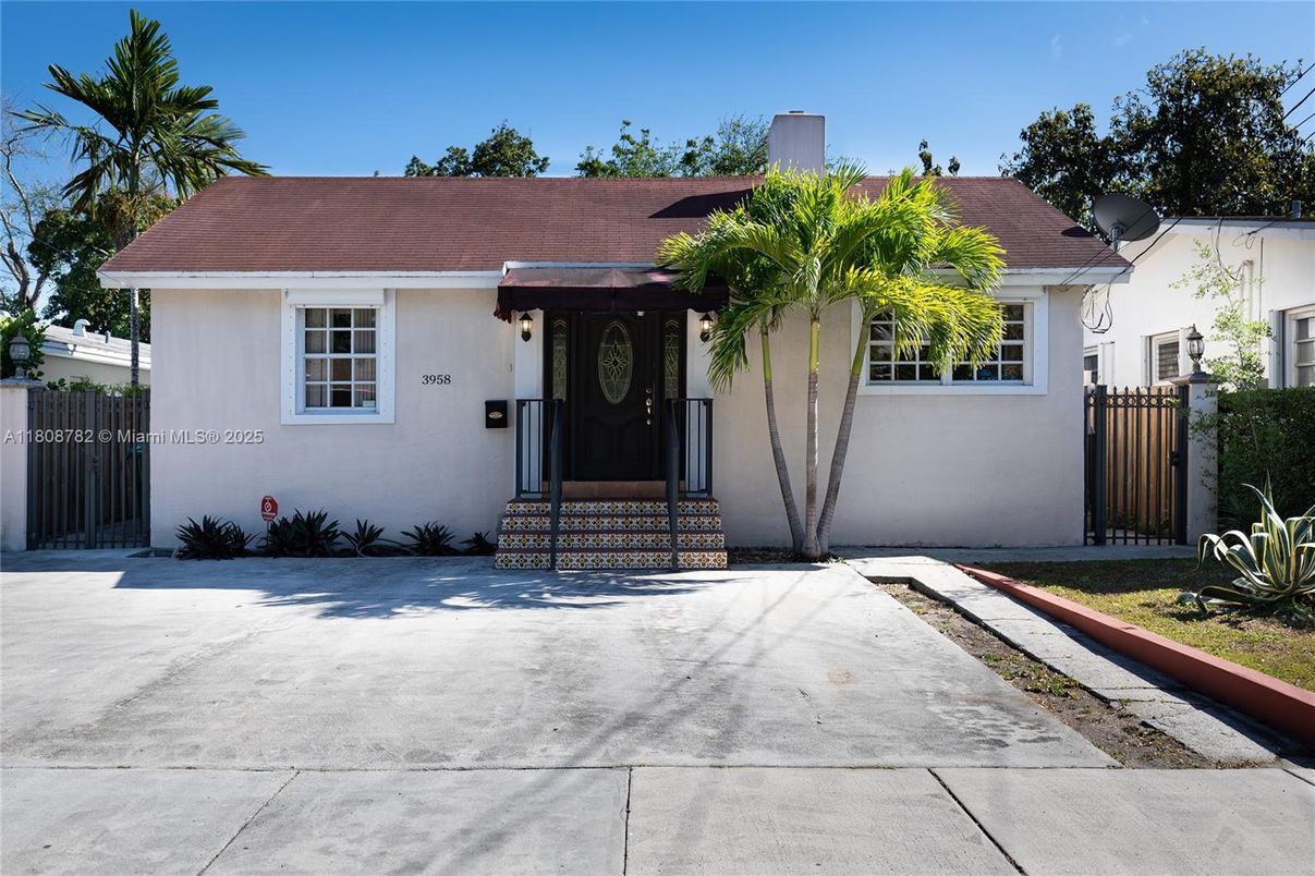 Exterior, Facade, Ranch