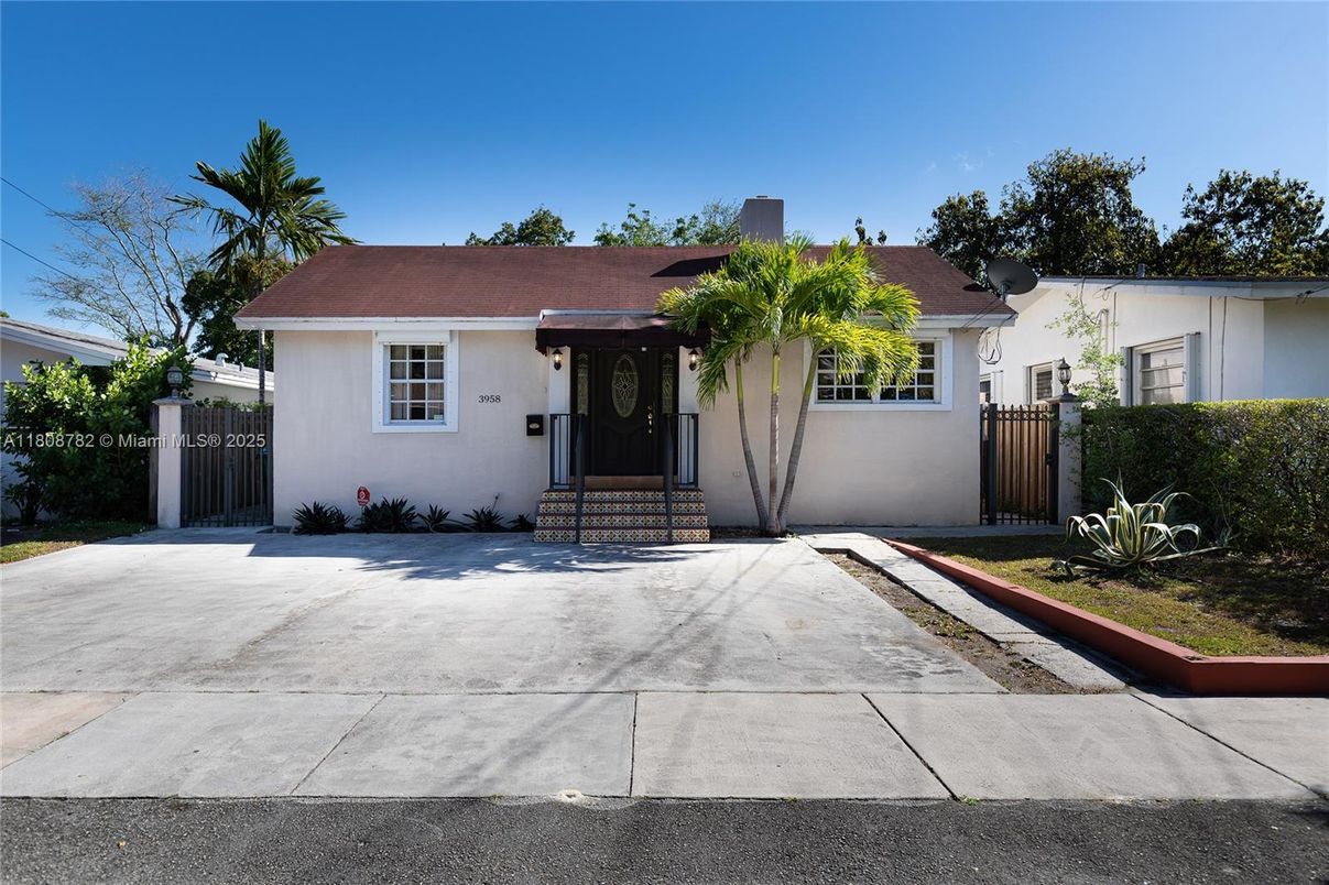 Exterior, Facade, Ranch