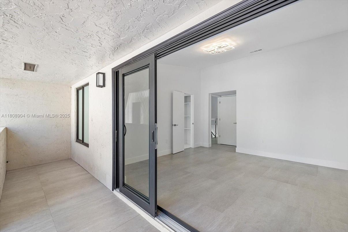 Empty room, Interior
