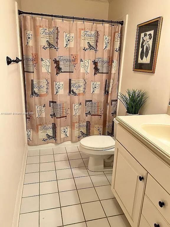 Bathroom, Interior, Tile Countertops