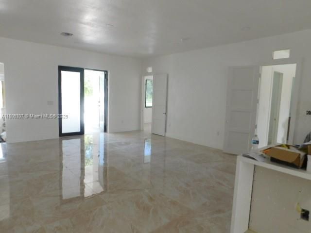 Empty room, Interior