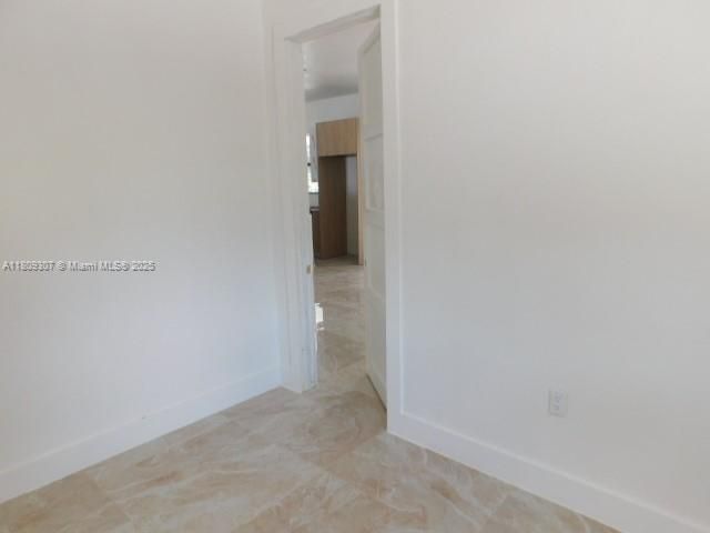 Empty room, Interior