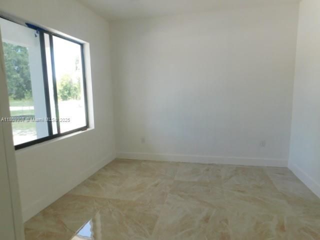 Empty room, Interior