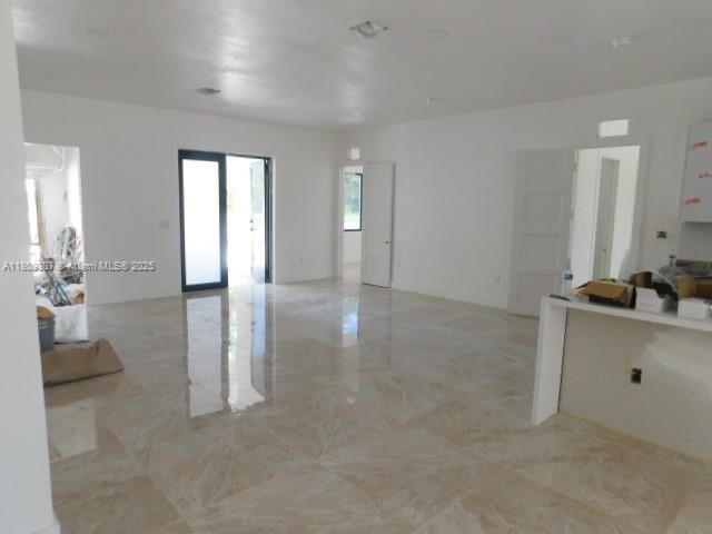 Empty room, Interior