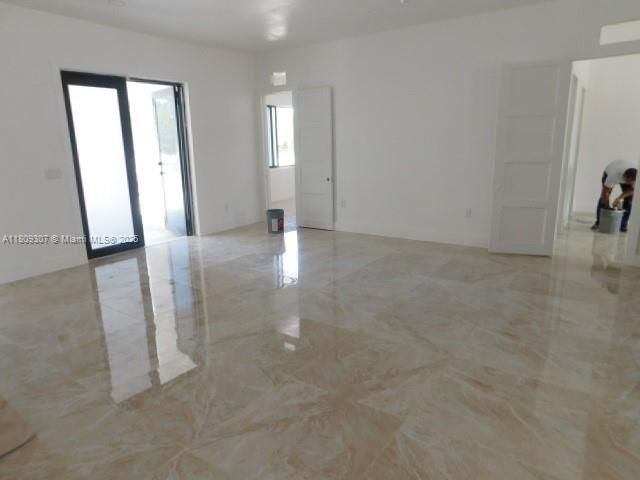 Empty room, Interior